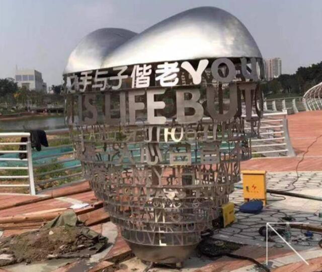 镂空不锈钢心形爱心雕塑