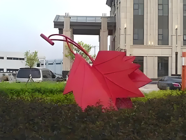户外不锈钢红色枫叶雕塑城市空间的艺术升华与自然对话