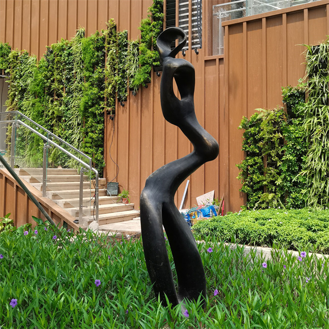 喷粉不锈钢抽象人物雕塑,如何为景观注入灵魂?